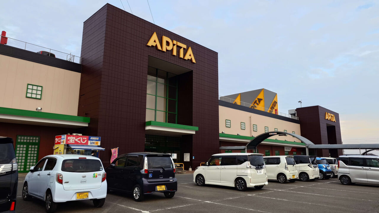 アピタ東海荒尾店の建物正面、手前は平面駐車場です