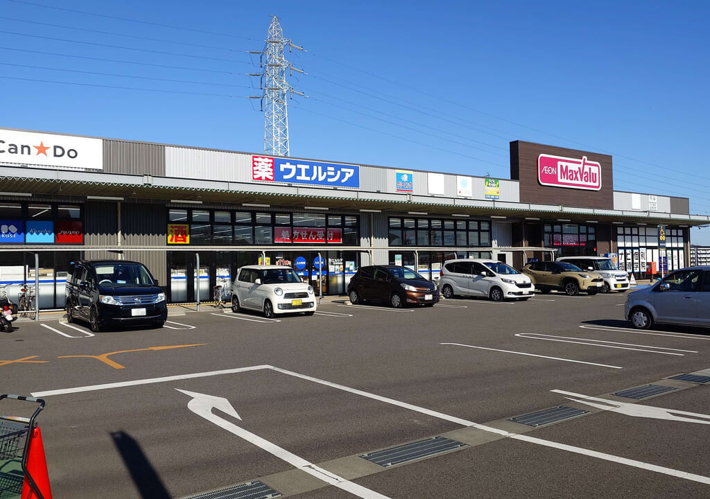 店舗正面。国道247号線（西知多産業道路）「荒尾IC」より南東へ約2km、「大池公園」北側の道路を挟んだ向かいにあります。